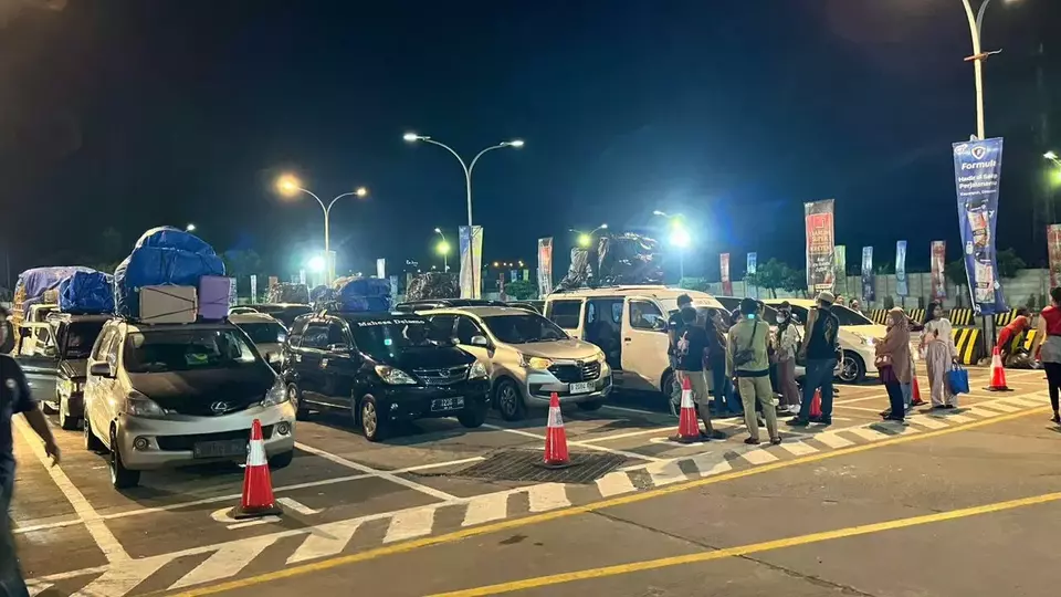 Vehicles queue for ferry crossings from Merak Port in Banten to Bakauheni in Lampung on March 17, 2026. (Beritasatu.com/Zhulfakar)