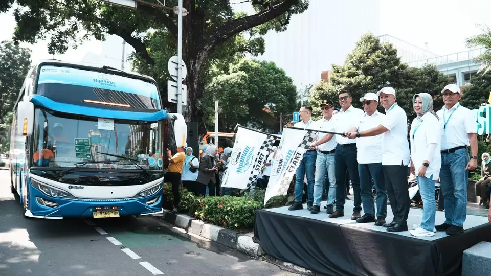 BSI President Director Anggoro Eko Cahyo (third from left) sends off the Eid travelers in front of BSI Tower Jakarta on March 17, 2026. (Photo Courtesy of BSI)