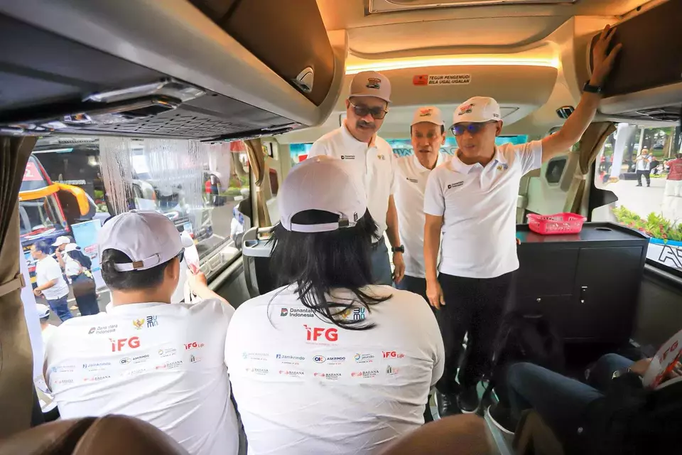 IFG President Director Hexana Tri Sasongko, BP BUMN deputy for human capital Wahyu Setyawan, and IFG commissioner Nasrudin send off the Eid homecoming travelers in Jakarta on March 18, 2026. (Photo Courtesy of IFG)