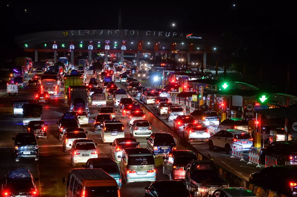 Vehicles traveling from Jakarta queue at the Cikupa toll gate in Tangerang, Banten, amid rising traffic ahead of Idul Fitri on Wednesday, March 18, 2026. (Antara Photo/Putra M. Akbar)