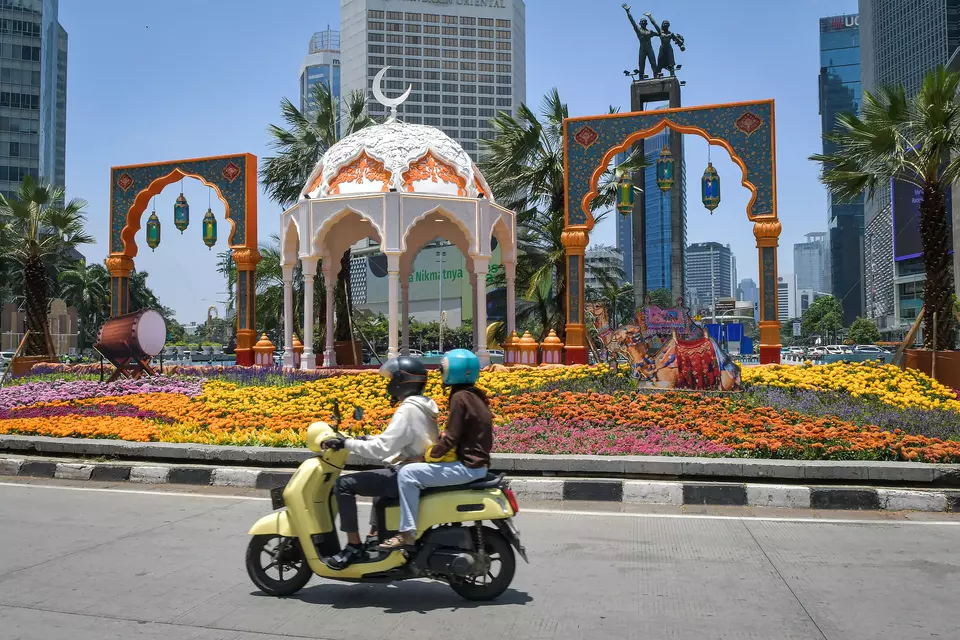 Motorcyclist passes by decorations depicting a mosque and a drum at the Hotel Indonesia Roundabout in Jakarta on Saturday, Mar. 14, 2026. The decorations are intended to enliven the celebration of Eid al-Fitr 1447 H. (Antara Photo/Reno Esnir/fzn/tom)
