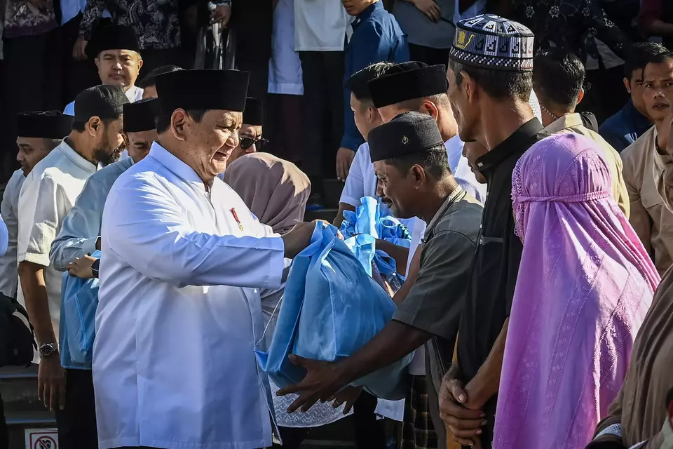 President Prabowo Subianto hands aid packages to residents after performing Eid prayer at Darussalam Mosque in Aceh Tamiang, Aceh, on Saturday, March 21, 2026. (Antara Photo/Galih Pradipta)