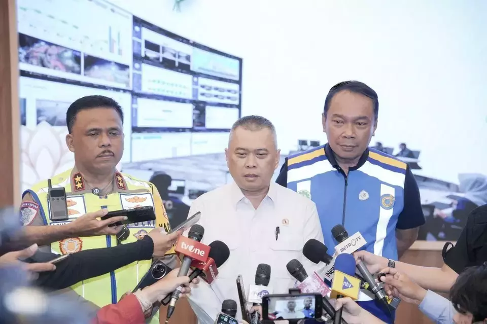 Transportation Minister Dudy Purwagandhi, center, speaks to journalists accompanied by National Police traffic corps chief Agus Suryonugroho, left, and Jasa Marga President Director Rivan A. Purwantono in Jakarta on Sunday, March 22, 2026. (Handout) 