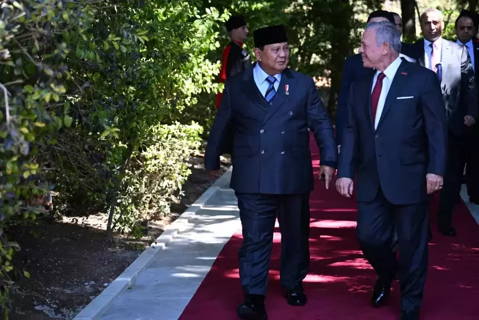 Jordanian King Abdullah II welcomes President Prabowo Subianto in Basman Palace, Amman, on Feb. 25, 2026. (Photo Courtesy of Presidential Press Bureau)