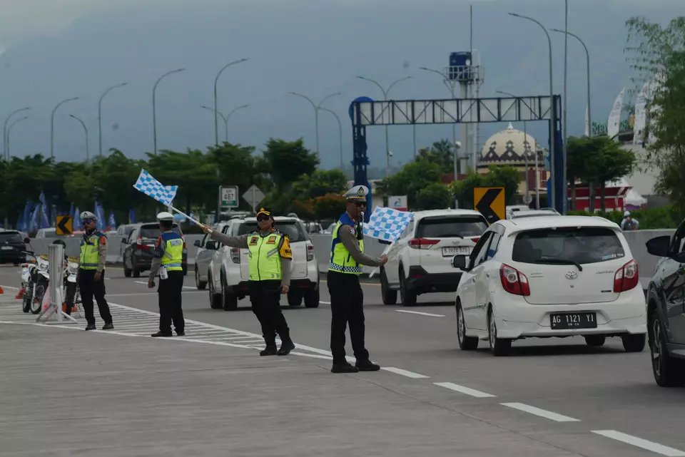 Traffic police officers from Boyolali Police manage traffic flow at KM 487 of the Solo-Semarang toll road in Boyolali, Central Java, on Monday, Mar. 23, 2026. (Antara Photo/Aloysius Jarot Nugroho/rwa).