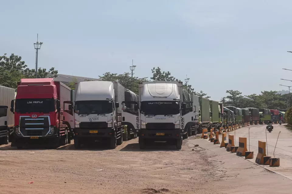 Large trucks queue to board a ferry bound for Sumatra at Bandar Bakau Jaya Port in Bojonegara, Serang Regency, Banten, on Sunday, March 15, 2026. (Antara Photo/Angga Budhiyanto)