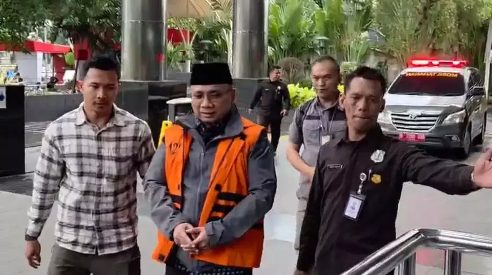 Former Religious Affairs Minister Yaqut Cholil Qoumas arrives at the KPK's Red and White building in Kuningan, South Jakarta, on Tuesday, March 24, 2026. (Beritasatu.com/Yustinus Paat)