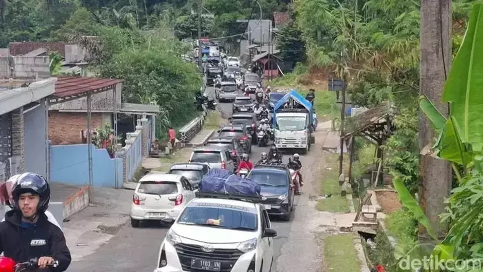 Traffic congestion clogs the Cikidang route in Sukabumi, West Java, on March 24, 2026, as Eid return travel peaks. (Beritasatu.com/Riza)