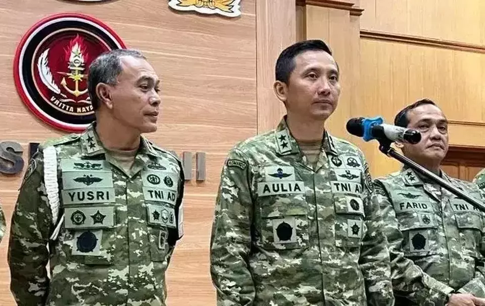 Indonesian Military (TNI) spokesperson Aulia Dwi Nasrullah, center, speaks to journalists accompanied by Military Police Center (Puspom) Commander Major General Yusri Nuryanto, left, at the TNI headquarters in Jakarta on Wednesday, March 25, 2026. (B-Universe Photo/Muhammad Aulia Rahman)