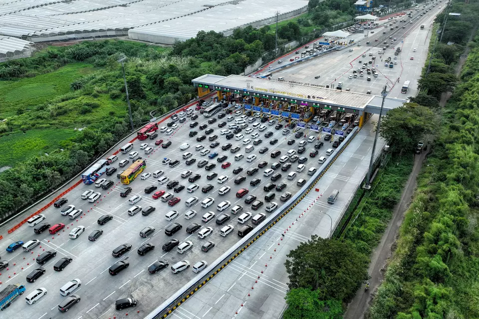 This aerial photo shows vehicles approaching the Cikampek Utama toll gate in Karawang, West Java, on Tuesday, March 24, 2026. (Antara Photo/Fauzan)
