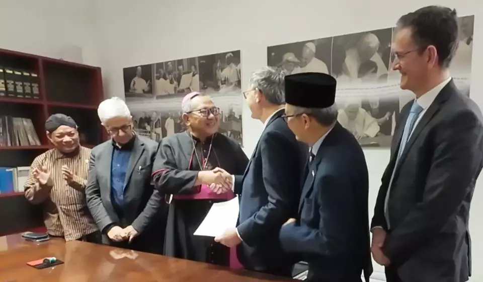 Agustinus Tri Budi Utomo, head of the Indonesian Bishops' Conference (KWI)'s communications commission, third left, shakes hands with Paolo Ruffini, prefect of the Dicastery for Communication of the Holy See, third right, after the signing of an agreement on the use of Indonesian in Vatican News publications in Vatican City on Wednesday, March 25, 2026. (Photo courtesy of PWKI/Asni Ovier)
