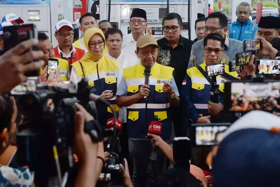 Energy and Mineral Resources Minister Bahlil Lahadalia speaks to journalists during a visit to Colomadu in Karanganyar, Central Java, on Thursday, March 26, 2026. (Antara Photo/Aloysius Jarot Nugroho) 