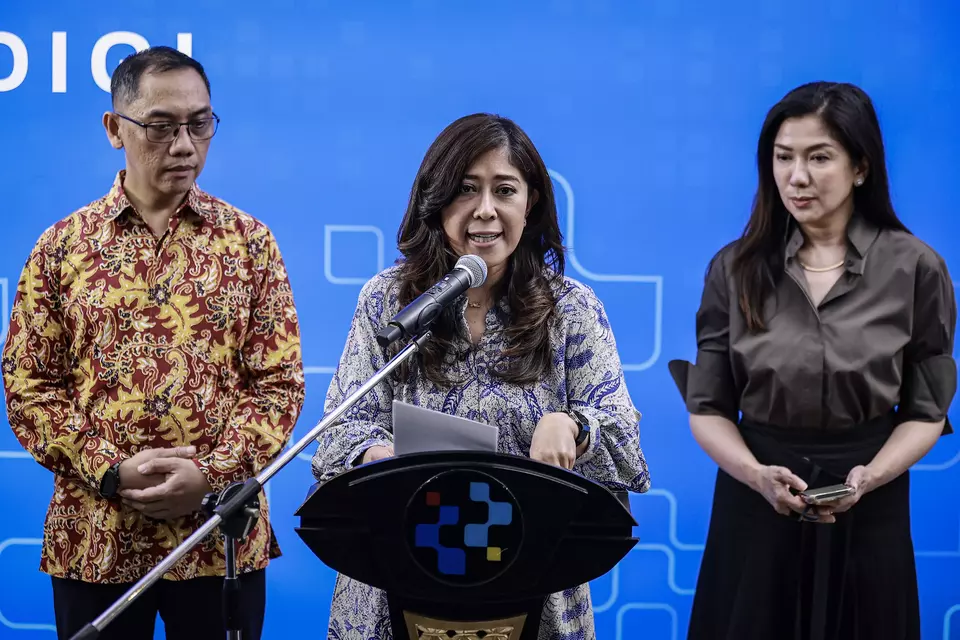 Communication and Digital Minister Meutya Viada Hafid (center), accompanied by Digital Space Oversight Director General Alexander Sabar (left) andPublic Communication and Media Director General Fifi Aleyda Yahya (right), speaks during a press statement regarding the readiness of the implementation of the PP  Tunas at the Komdigi office, Jakarta, Friday, Mar. 27, 2026. (Antara Photo/Dhemas Reviyanto/wpa).