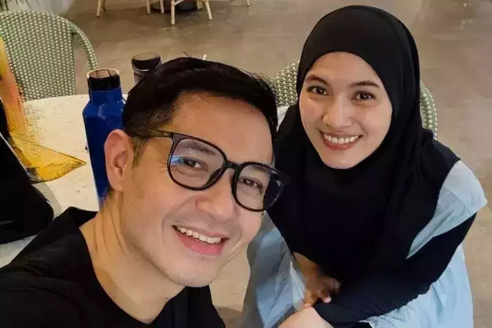 Actors Dude Herlino and Alyssa Soebandono pose for a selfie photo in this Instagram post. (Handout)