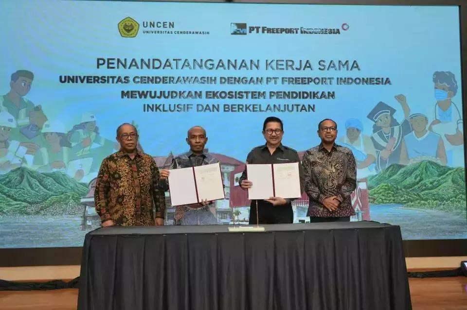 Freeport Indonesia President Director Tony Wenas, second right, and Cenderawasih University Rector Oscar Oswald O. Wambrauw, second left, pose for a photo at the university's campus in Jayapura, Papua, March 11, 2026. (Handout)