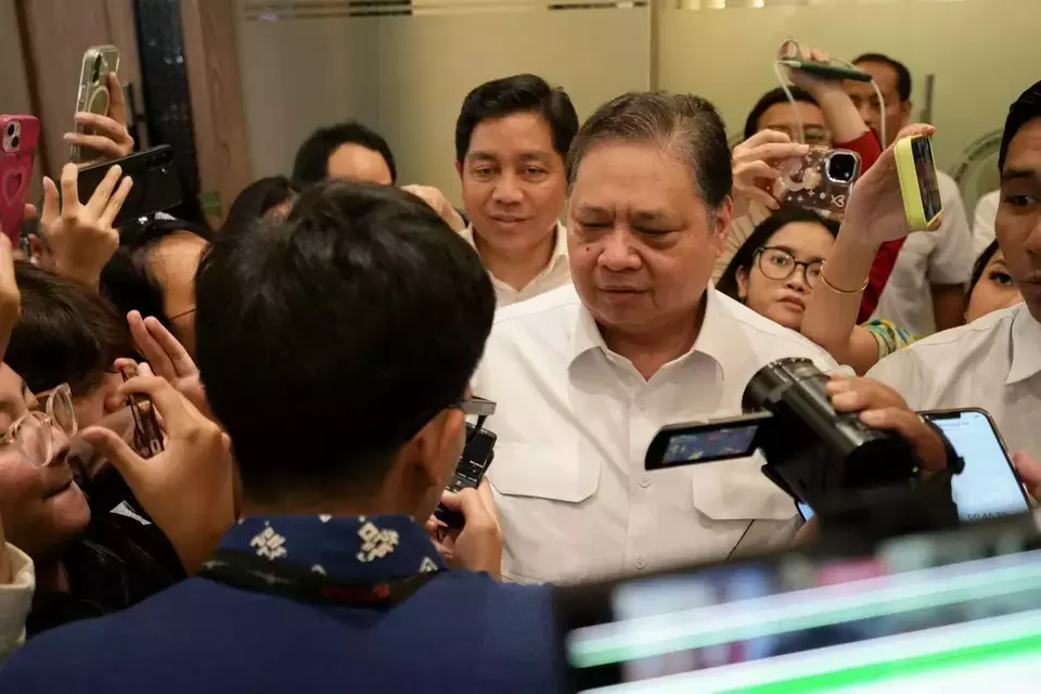 Economic Affairs Minister Airlangga Hartarto speaks to reporters. (Photo Courtesy of Economic Affairs Ministry.