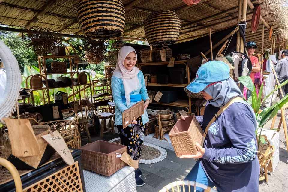 Visitors browses local SME products at Pasar Pasaran in Taman Balekambang on April 11, 2026. (Antara Photo//Maulana Surya/agr)