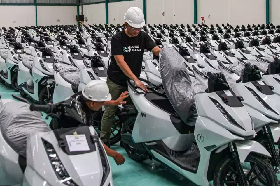 Workers inspect Alva N3 electric scooters in Cikarang, West Java. (Antara Photo/Darryl Ramadan)