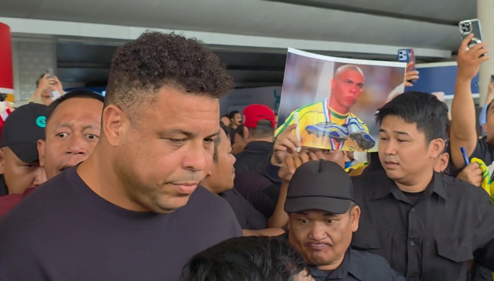 Brazilian football legend Ronaldo Nazario is surrounded by fans upon arrival at Soekarno-Hatta International Airport in Tangerang, Banten, on Friday, April 17, 2026. (Beritasatu.com/Wahroni)