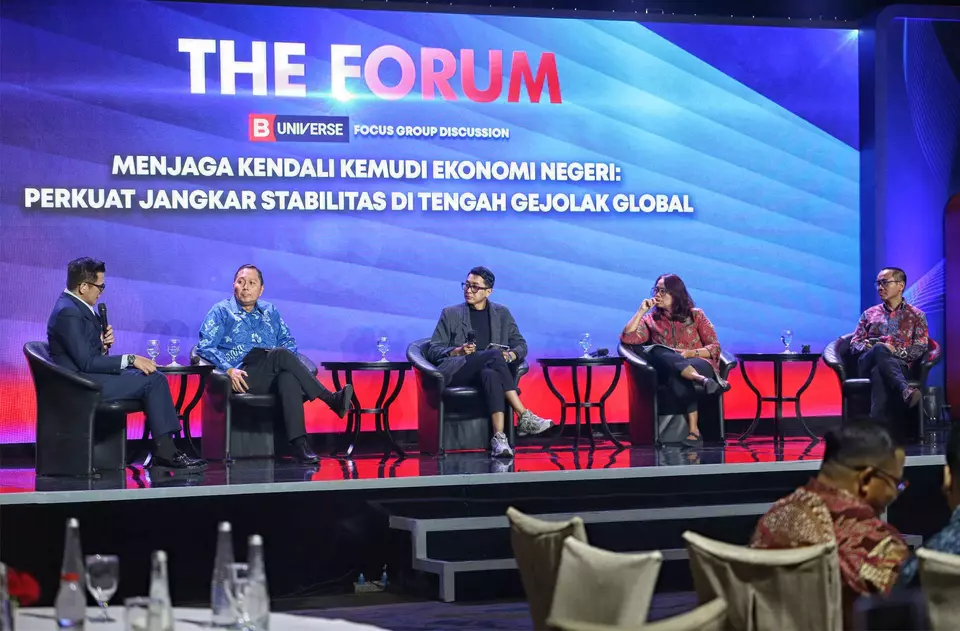 (L to R) Host Iqbal Suwitamihardja leads a panel discussion with Josua Pardede, Hendra Wardana, Christina Ruth Elisabeth, and Rully Wisnubroto at The Forum by B Universe in Jakarta on Tuesday, Apr. 28, 2026. (B Universe Photo/Joanito De Saojoao)
