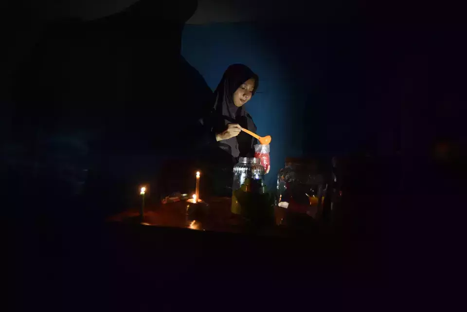 A vendor prepares drinks for customers during a power outage in Nagari Kasang, Padang Pariaman, on May 23, 2026. (ANTARA FOTO/Fitra Yogi)