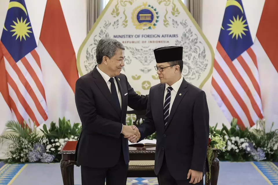 Foreign Minister Sugiono (right) shakes hands with his Malaysian counterpart Mohamad Hasanin Jakarta on June 4, 2026. (Antara Photo/Dhemas Reviyanto)