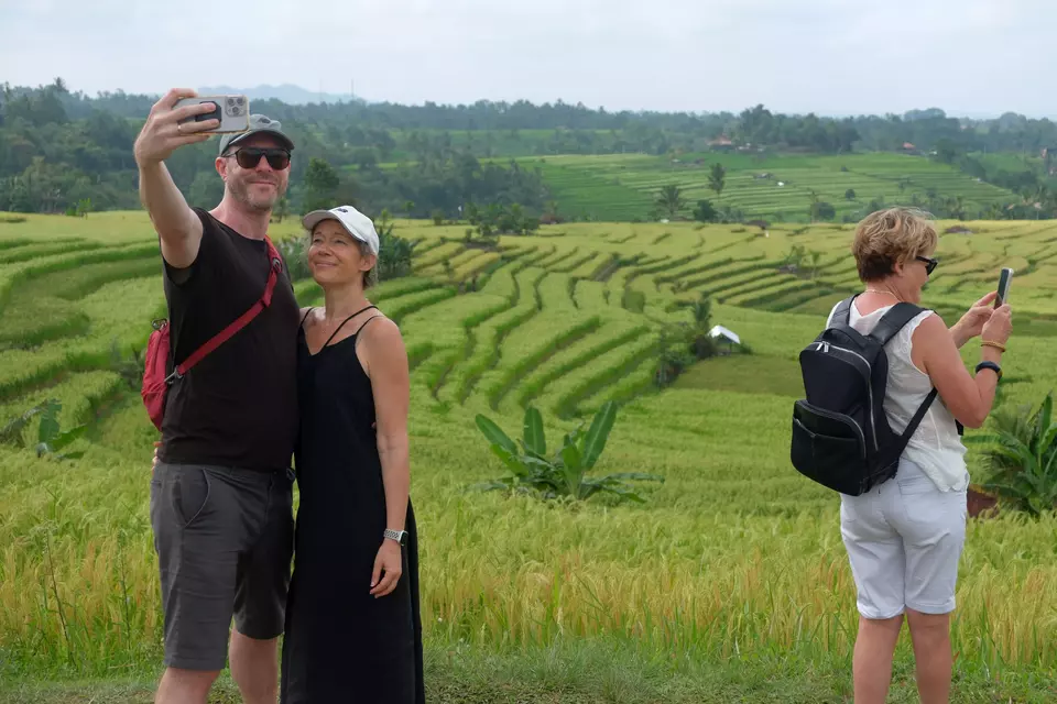 Foreign tourists take selfies against the backdrop of the red rice terraces at the UNESCO-listed Jatiluwih tourist destination in Tabanan, Bali, on May 28, 2026. (ANTARA Photo/Nyoman Hendra Wibowo)