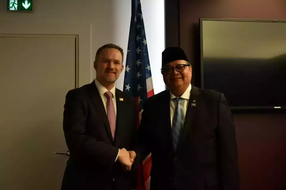 Chief Economic Affairs Minister Airlangga Hartarto shakes hand with US Trade Representative Jamieson Greer on the margins of an OECD meeting in Paris on June 4, 2026. (Handout Photo)