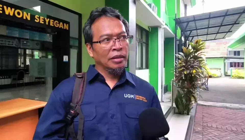 Sarju Winardi, a researcher at UGM's Faculty of Engineering, discusses findings linking hydrogen gas to a series of mysterious fires in Sleman, Yogyakarta. (B Universe Photo/Olena Wibisana)