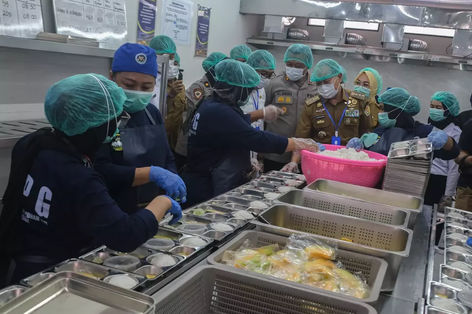 Government officials inspect a public kitchen that provides free nutritious meals for children and expectant mothers in Kendari, Southeast Sulawesi, on Tuesday, May 26, 2026. (Antara Photo/Andry Denisah)