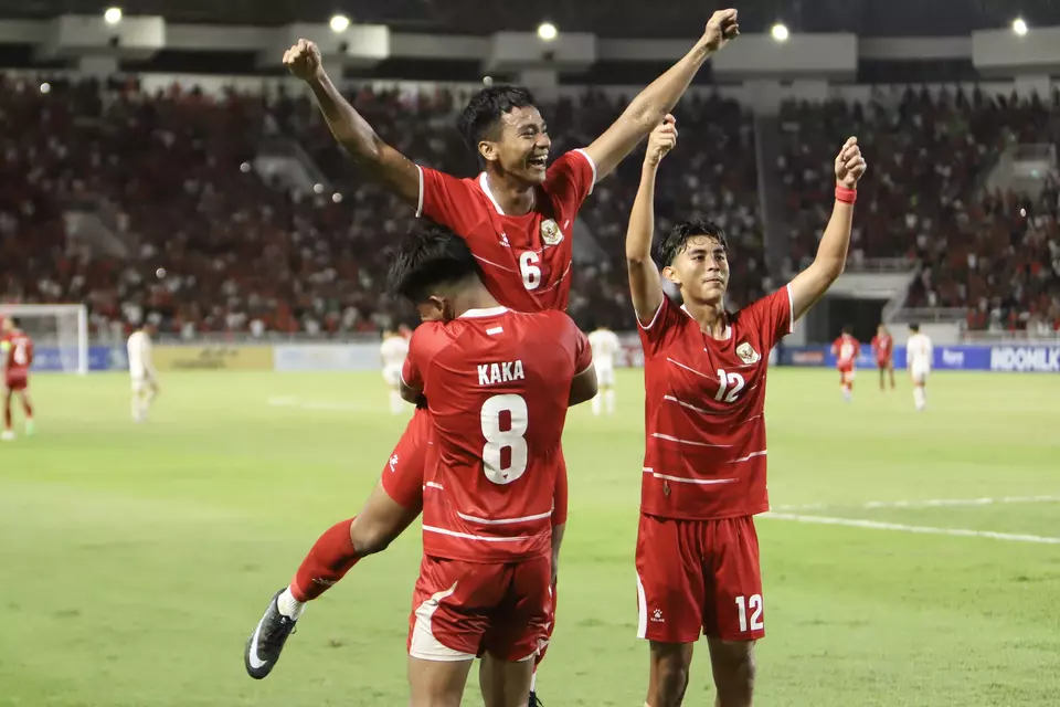 Indonesia's Evandra Florasta, center, Arkhan Kaka Putra Purwanto, left, and Welberlieskott De Halim Jardim celebrate a goal against Vietnam during the group A match of the 2026 AFF U-19 Championship at the North Sumatra Grand Stadium in Deli Serdang on Sunday, June 7, 2026. (Antara Photo/Yudi Manar)