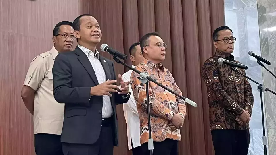 Energy Minister Bahlil Lahadalia speaks at a press conference along with House of Representatives leaders and several cabinet ministers at the Parliament Complex in Senayan, Jakarta, on Monday, Jun. 8, 2026. (B-Universe Photo/Zhulfakar)