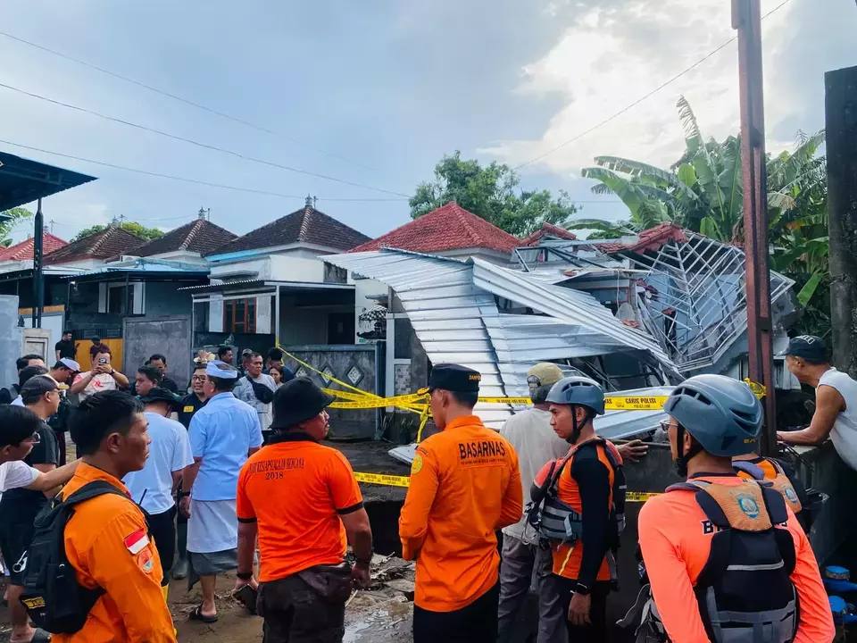 Joint search and rescue personnel recover the body of a flood victim from the rubble of a collapsed building after strong river currents struck the Griya Mahadewa residential complex in Buleleng, Bali, on Friday, June 12, 2026. (Beritasatu.com/Sopian Hadi)