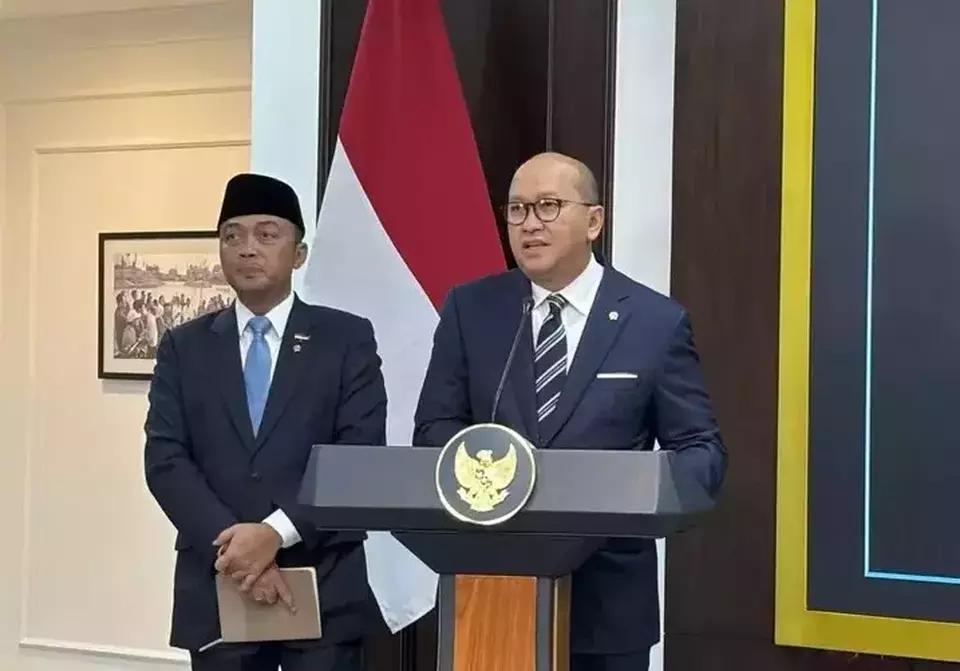 Danantara Indonesia Chief Executive Rosan Perkasa Roeslani, right, speaks at a press conference at the Presidential Office in Jakarta as State Secretariat Minister Prasetyo Hadi looks on, Monday, June 15, 2026. (B-Universe Photo/Ricki Putra Harahap)