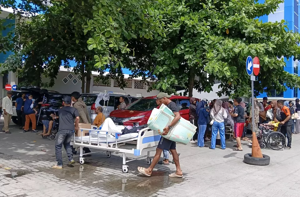Patients and their family members gather outside Samaritan Hospital after being evacuated following a 6.7-magnitude earthquake in Palu, Central Sulawesi, Indonesia, Tuesday, June 16, 2026. (ANTARA FOTO/Salman)