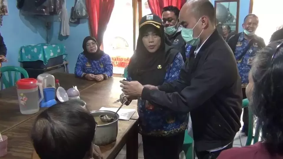 Bety Rohmawati, head of West Jakarta's Food Security, Maritime Affairs and Agriculture Agency (KPKP), inspects a restaurant in Cengkareng suspected of serving dog meat on June 18, 2026. (Beritasatu.com/Reza Hery Pamungkas)