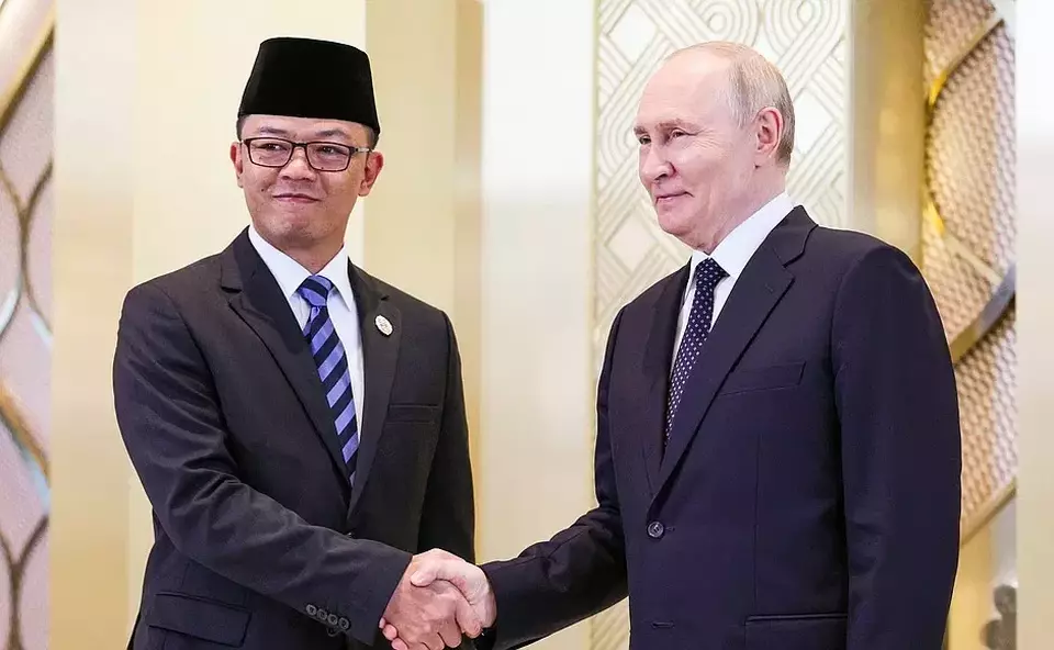 Foreign Minister Sugiono shakes hands with Russian President Vladimir Putin as Russia-ASEAN marks 35 years of cooperation in Kazan on June 17, 2026 (Photo Courtesy of Alexander Shcherbak, TASS)