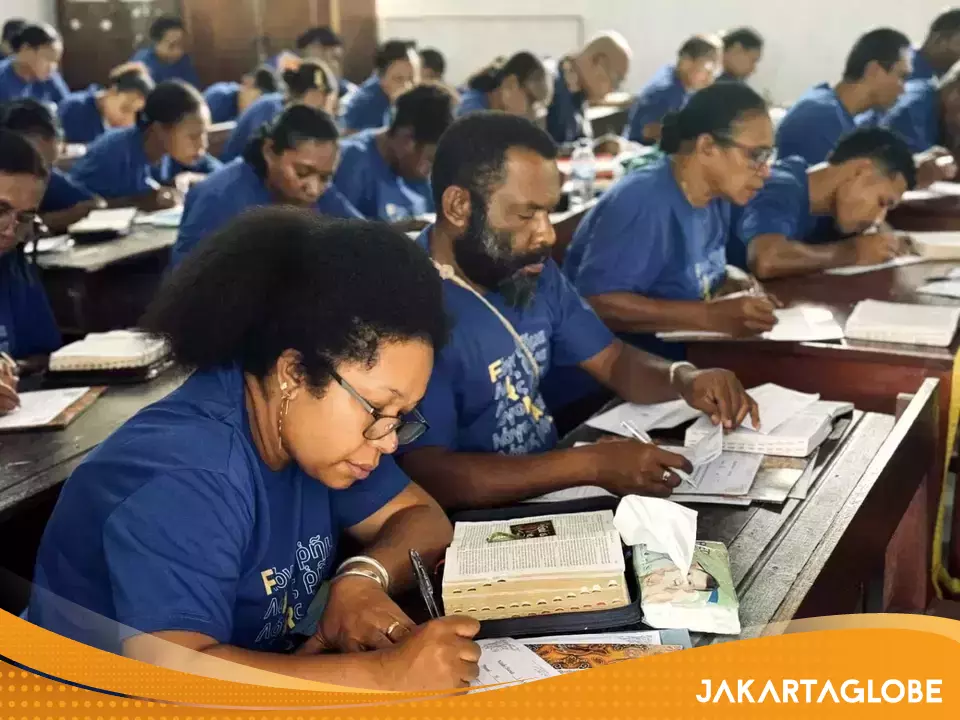 Thousands of Christians in Papua Handwrite Bible Verses, Set National Record