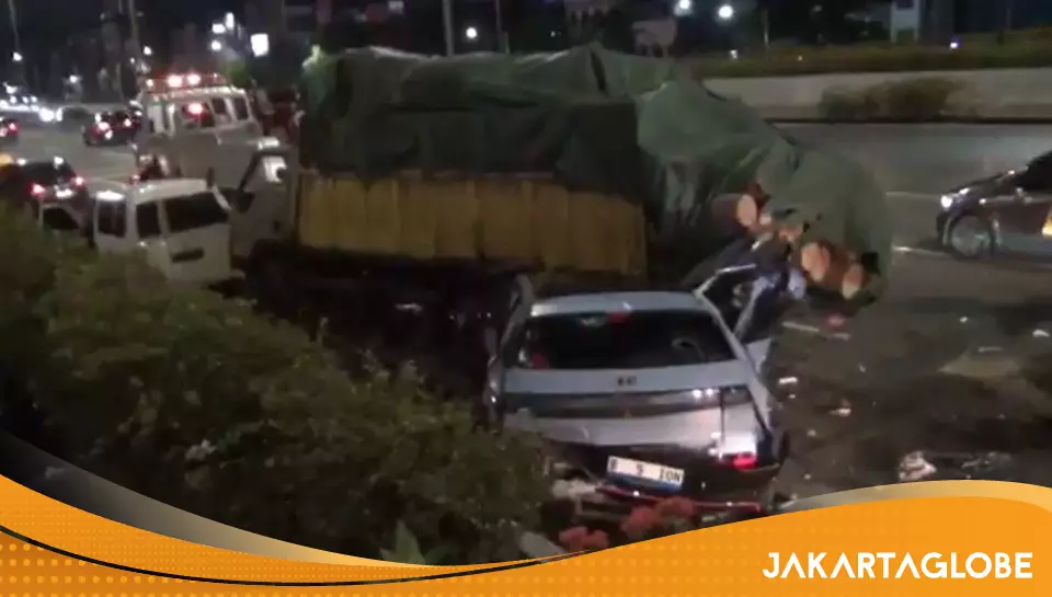 现代夫(Hyundai Ev)撞上西雅加达(West Jakarta)停放的卡车后,两人丧生 现代夫(Hyundai Ev)撞上西雅加达(West Jakarta)停放的卡车后,两人丧生