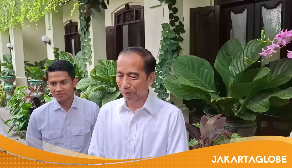 Jokowi shows school diplomas in private to journalists to refute persistent allegations Jokowi shows school diplomas in private to journalists to refute persistent allegations